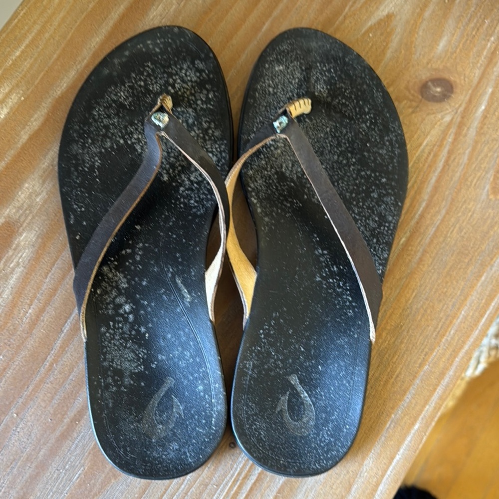 OluKai women’s Black flip flops